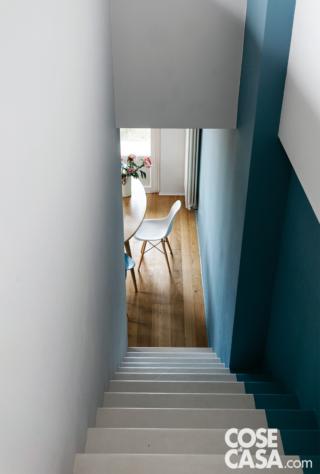 salita verso il sottotetto, nuova scala lineare, parete, zona pranzo in basso