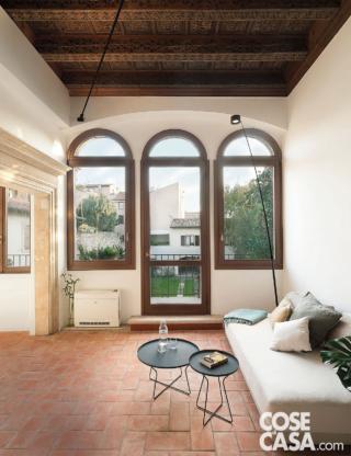 soggiorno con soffitti legno lavorato e finestre ad arco soggiorno con soffitti legno lavorato e finestre ad arco