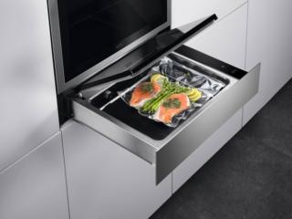 Il cassetto KDE911423M di Aeg che sigilla e rimuove l’aria fino al 99%, ha pompa con portata di 4 mc/h, 7 programmi di funzionamento di cui 5 personalizzabili e possibilità di mettere sottovuoto anche alimenti liquidi. È fornito con piastra per riduzione volume cavità (per confezionamento di prodotti molto bassi), 25 buste medie (200x300 mm) e 25 buste grandi (250x350 mm) per cottura e conservazione (-40/+100 °C). Misura L 60 x P 55 x H 14 cm. Prezzo 3309,99 euro. www.aeg.it Il cassetto KDE911423M di Aeg che sigilla e rimuove l’aria fino al 99%, ha pompa con portata di 4 mc/h, 7 programmi di funzionamento di cui 5 personalizzabili e possibilità di mettere sottovuoto anche alimenti liquidi. È fornito con piastra per riduzione volume cavità (per confezionamento di prodotti molto bassi), 25 buste medie (200x300 mm) e 25 buste grandi (250x350 mm) per cottura e conservazione (-40/+100 °C). Misura L 60 x P 55 x H 14 cm. Prezzo 3309,99 euro. www.aeg.it