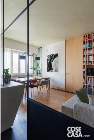 Nell'open space l'isola centrale che divide la zona pranzo dalla cucina ha la doppia funzione di bancone snack da un lato, piano cottura e lavello incassati nel top dall'altro. Lo sgabello nero è una seduta ergonomica da batterista. Sul tavolo a destra, la brocca e il bicchiere in vetro borosilicato e il vassoio in rame con piano in marmo sono di Paola C. Piantine in vaso e cactus di Maryflor. Nell'open space l'isola centrale che divide la zona pranzo dalla cucina ha la doppia funzione di bancone snack da un lato, piano cottura e lavello incassati nel top dall'altro. Lo sgabello nero è una seduta ergonomica da batterista. Sul tavolo a destra, la brocca e il bicchiere in vetro borosilicato e il vassoio in rame con piano in marmo sono di Paola C. Piantine in vaso e cactus di Maryflor.