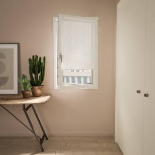 Adatta a ogni ambiente, la tenda a rullo SLOW QUICKFIX ha azionamento a molla e mensola decorativa. Adatta a ogni ambiente, la tenda a rullo SLOW QUICKFIX ha azionamento a molla e mensola decorativa.