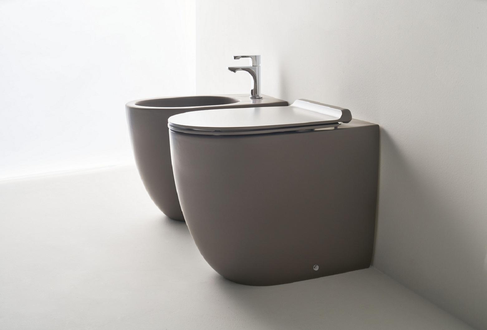 Il vaso e il bidet a terra Vignoni di Simas in ceramica hanno finitura moka matt. Misurano, cadauno, L 36,5 x P 56 cm. Prezzo, senza coprivaso e senza curva tecnica, del vaso carenato Rimless 773 euro; prezzo del bidet monoforo 710 euro. www.simas.it Il vaso e il bidet a terra Vignoni di Simas in ceramica hanno finitura moka matt. Misurano, cadauno, L 36,5 x P 56 cm. Prezzo, senza coprivaso e senza curva tecnica, del vaso carenato Rimless 773 euro; prezzo del bidet monoforo 710 euro. www.simas.it