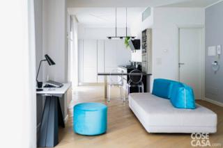 divano bianco schienale azzurro, angolo studio, di sfondo la cucina. Divano Sanders di Ditre Italia, Pouf sempre di Ditre Italia. Consolle allungabile Cattelan Italia divano bianco schienale azzurro, angolo studio, di sfondo la cucina. Divano Sanders di Ditre Italia, Pouf sempre di Ditre Italia. Consolle allungabile Cattelan Italia