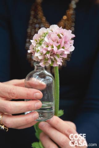Pulire i fiori e privarli delle foglie Pulire i fiori e privarli delle foglie