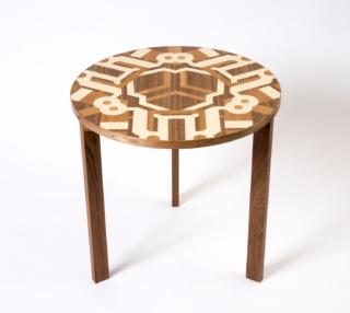 Tavolino con piano intarsiato Tristar di Bruno Gregory