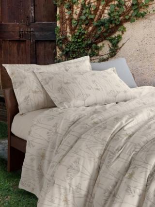 Un tratto leggero che richiama le foglie di papiro. Colori naturali e terrosi stampati su materiali altrettanto naturali per una stanza dal gusto sostenibile. Il completo copripiumino Etere della collezione Naturae di Gabel 1957 è stampato su madapolam di puro cotone certificato Oeko-tex. Ha federe a quattro volani e sistema Più Mio che ne facilita l'inserimento e sottolenzuolo con angoli. Produzione 100% italiana. Un tratto leggero che richiama le foglie di papiro. Colori naturali e terrosi stampati su materiali altrettanto naturali per una stanza dal gusto sostenibile. Il completo copripiumino Etere della collezione Naturae di Gabel 1957 è stampato su madapolam di puro cotone certificato Oeko-tex. Ha federe a quattro volani e sistema Più Mio che ne facilita l'inserimento e sottolenzuolo con angoli. Produzione 100% italiana.