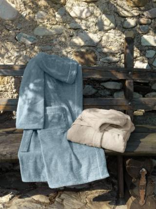 Il relax è più dolce con la morbidezza dell'Accappatoio Fonte della Collezione Naturae di Gabel 1957, nato per concedere momenti di puro benessere. Accappatoio tinta unita in spugna di puro cotone idrofilo con applicazione su girocapo e tasche di spugna jacquard. Inserimento profilo in lino a contrasto. Modello con cappuccio. Filato ritorto. Peso: 460 gr/mq Taglie disponibili: S-M-L-XL- XXL. Prodotto con orgoglio in Italia. Il relax è più dolce con la morbidezza dell'Accappatoio Fonte della Collezione Naturae di Gabel 1957, nato per concedere momenti di puro benessere. Accappatoio tinta unita in spugna di puro cotone idrofilo con applicazione su girocapo e tasche di spugna jacquard. Inserimento profilo in lino a contrasto. Modello con cappuccio. Filato ritorto. Peso: 460 gr/mq Taglie disponibili: S-M-L-XL- XXL. Prodotto con orgoglio in Italia.