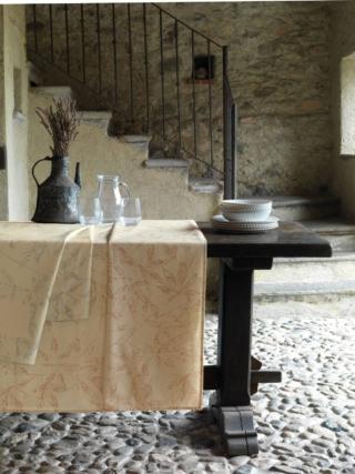 I momenti più felici sono a tavola! Decora la tua con Linfa, la tovaglia della Collezione Naturae di Gabel 1957. Stampata con tecnica digitale su panama di puro cotone con motivo piazzato. Disponibile nelle dimensioni rettangolari: per 6 persone cm 150x180, per 8 persone cm 150x220, per 12 persone cm 150x270. Prodotta con orgoglio in Italia. I momenti più felici sono a tavola! Decora la tua con Linfa, la tovaglia della Collezione Naturae di Gabel 1957. Stampata con tecnica digitale su panama di puro cotone con motivo piazzato. Disponibile nelle dimensioni rettangolari: per 6 persone cm 150x180, per 8 persone cm 150x220, per 12 persone cm 150x270. Prodotta con orgoglio in Italia.