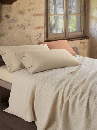 Alla ricerca di un copriletto classico, fine e intramontabile? Eccolo qui: Il Copriletto Matrimoniale Riflesso in tessuto jacquard tinta unita di puro cotone della collezione Naturae di Gabel 1957. Biancheria per la casa sostenibile, prodotta interamente in italia e certificata Oeko-tex. Alla ricerca di un copriletto classico, fine e intramontabile? Eccolo qui: Il Copriletto Matrimoniale Riflesso in tessuto jacquard tinta unita di puro cotone della collezione Naturae di Gabel 1957. Biancheria per la casa sostenibile, prodotta interamente in italia e certificata Oeko-tex.