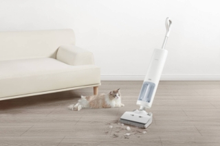 Il rilevamento intelligente della polvere permette a Xiaomi Truclean W10 Pro Wet Dry Vacuum di adattare automaticamente la potenza. Aspira, lava e lucida, ha spazzola a rullo di grandi dimensioni e impugnatura regolabile a 90° per pulire sotto la maggior parte dei mobili. Ha autonomia di 35 minuti con potenza nominale di 200 watt. Misura L 25 x P 25 x H 110 cm. Prezzo 599,99 euro. www.mi.com/it Il rilevamento intelligente della polvere permette a Xiaomi Truclean W10 Pro Wet Dry Vacuum di adattare automaticamente la potenza. Aspira, lava e lucida, ha spazzola a rullo di grandi dimensioni e impugnatura regolabile a 90° per pulire sotto la maggior parte dei mobili. Ha autonomia di 35 minuti con potenza nominale di 200 watt. Misura L 25 x P 25 x H 110 cm. Prezzo 599,99 euro. www.mi.com/it