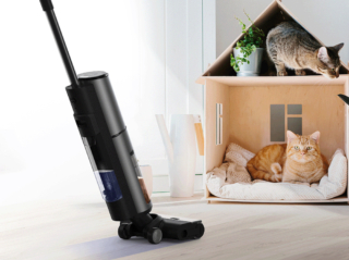 Dotati di 2 serbatoi, uno da 750 ml e l’altro da 850, ml, l’aspirapolvere RH2 di Ezviz oltre ad aspirare, lavare e asciugare si autopulisce al termine dell’utilizzo. Inoltre, grazie al sensore a infrarossi incorporato, rileva il livello di sporco del pavimento per regolare automaticamente il flusso d'acqua, la velocità del rullo e la potenza di aspirazione. Inserendo la scheda profumata in dotazione oltre a lavare rinfresca anche l’ambiente. Ha potenza nominale di 130 watt e di aspirazione di 16 AW. Misura L 27 x P 25 x H 116 cm. Prezzo: 499,00 euro. Dotati di 2 serbatoi, uno da 750 ml e l’altro da 850, ml, l’aspirapolvere RH2 di Ezviz oltre ad aspirare, lavare e asciugare si autopulisce al termine dell’utilizzo. Inoltre, grazie al sensore a infrarossi incorporato, rileva il livello di sporco del pavimento per regolare automaticamente il flusso d'acqua, la velocità del rullo e la potenza di aspirazione. Inserendo la scheda profumata in dotazione oltre a lavare rinfresca anche l’ambiente. Ha potenza nominale di 130 watt e di aspirazione di 16 AW. Misura L 27 x P 25 x H 116 cm. Prezzo: 499,00 euro.