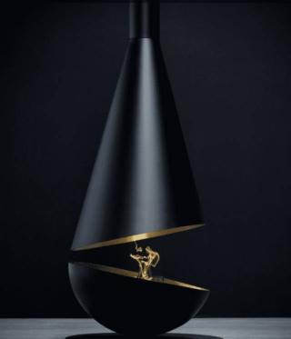Ricorda una scultura contemporanea il camino a installazione sospesa Thales di GlammFire che, grazie al funzionamento a bioetanolo con un'autonomia di 15/25 ore, può essere sistemato dove si vuole. È composto da due parti che possono ruotare su loro stesse per dare vita a forme diverse; l'intensa colorazione nera ne sottolinea il design e lo rende particolarmente scenografico. Prezzo su richiesta. www.glammfire.com