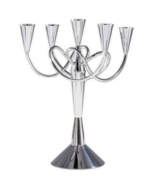 Cinque bracci con coni portacandela per il candelabro Matthew Boulton I di Driade, un pezzo design dal fascino senza tempo, in grado di rendere sofisticata ed elegante qualsiasi tavola, anche da solo, ma che può essere sistemato su un tavolino per illuminare un dopocena passionale. La struttura è realizzata in ottone con finitura in nichel lucido. Misura L 25 x P 25 x H 32,2 cm. Prezzo 230 euro. www.driade.com