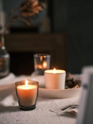 Le candele profumate Enstaka di Ikea Italia sono contenute in un piccolo bicchiere in vetro che consente di sistemarle sulla tavola e qua e là per la casa per rendere l'atmosfera suggestiva e accogliente. Sprigionano un profumo affumicato con qualche nota dolce, che ricorda quello di un camino acceso e sono in grado di illuminare una notte di passione perché hanno una durata pari a 50 ore. Misurano Ø 9 x H 10 cm. Prezzo 5 euro cad. www.ikea.com
