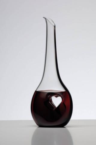 Il decanter Bliss di Riedel è completamente realizzato in cristallo trasparente soffiato a bocca e forgiato a mano; è caratterizzato da una base rotonda e da un cuore decentrato stampato su ciascun lato che comprime il cristallo in una sottile lastra di vetro solido che costringe il vino a raggrupparsi intorno. È un accessorio indispensabile per una cena romantica perché i vini giovani si ossigenano e rivelano la loro complessità, mentre quelli invecchiati si separano dai sedimenti e i tannini si ammorbidiscono. Misura H 36,5 cm. Prezzo 145 euro. www.riedel.com