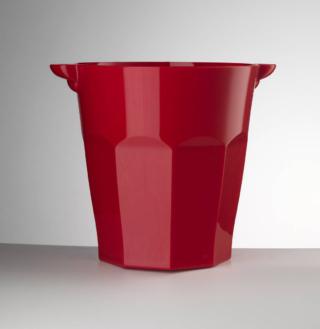 Un'intensa e “sensuale” colorazione di rosso per il portabottiglie Smalto di Mario Luca Giusti che si trasforma in un centrotavola scenografico e ricercato. È interamente realizzato in resistente materiale acrilico (da -10° C a 50°C), insapore e inodore. Misura Ø 20 x H 21,2 cm. Misura Prezzo 58 euro. www.mariolucagiusti.it