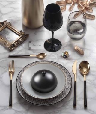 Le posate Sushi Anniversary Gold di Pintinox Inox illuminano la tavola romantica con i loro bagliori dorati: hanno l'impugnatura rivestita in PVD nero, resistente e atossica, abbinata all'acciaio nella preziosa tonalità gold. Il posto tavola prezzo 26,20 euro. Il box da 24 pezzi prezzo 154,50 euro. www.pintinox.com