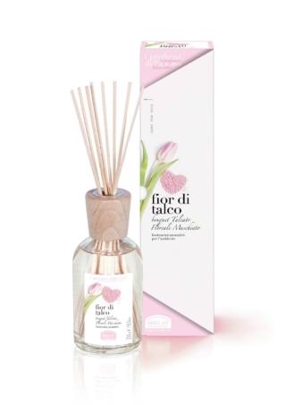 Un'atmosfera fresca e profumata, caratterizzata da un bouquet talcato, floreale e muschiato, ideale per una cena o per un dopocena romantico, grazie ai Bastoncini Aromatici Fior di Talco di Helan. La raffinata e delicata profumazione, diffusa dai bastoncini di rattan, consente di vivere serenamente le ore fra le pareti domestiche recuperando energie fisiche e psichiche. Il flacone misura Ø 6 x H 16 cm. Misura Prezzo 27 euro. www.helan.it