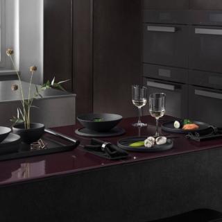 Il set Iconic La Boule black di Villeroy & Boch chiuso ha l'aspetto di una sfera design, una volta aperto invece permette di realizzare una mise en place per due total black, raffinata e grintosa, apparecchiata direttamente sul piano del tavolo, semplicemente aggiungendo una coppia di calici e di tovaglioli neri. Infatti è composto da due insalatiere, due ciotole piane, due piatti universali e uno da portata, tutti realizzati in porcellana Premium nero lavabile in lavastoviglie, perfetti per gustare un sushi afrodisiaco. Misura Ø  23,9 cm. Prezzo 249 euro (per il set completo). www.villeroy-boch.it