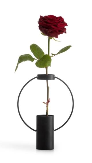 Il vaso monofiore Moon di Sagaform distribuito da Schoenhuber ha un design elegante e moderno;  gli elementi che lo compongono sono realizzati in metallo verniciato a polvere nero. Può ospitare un solo fiore, ad esempio una rosa rossa, pegno d'amore... Misura Ø 16,5 x H 21 cm. Prezzo a partire da 27,50 euro. www.schoenhuber.com