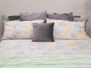 Intrecci di foglie nelle tonalità pastello per il completo letto matrimoniale con stampa Natural Light azzurro di Bella Vita: è composto da un lenzuolo con angoli tinta unita, un lenzuolo piano stampato e una coppia di federe stampate, tutti realizzati in puro cotone. Prezzo 59,90 euro (per il set).  www.bellavitastore.it Intrecci di foglie nelle tonalità pastello per il completo letto matrimoniale con stampa Natural Light azzurro di Bella Vita: è composto da un lenzuolo con angoli tinta unita, un lenzuolo piano stampato e una coppia di federe stampate, tutti realizzati in puro cotone. Prezzo 59,90 euro (per il set).  www.bellavitastore.it