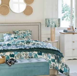 Le fresche sfumature del verde, del grigio e del blu per la parure da letto Grimaud di Maisons du monde che è completamente realizzata in cotone biologico; è decorata da un fitto motivo di foglie  su tutta la superficie. Inoltre è presente un risvolto écru tinta unita. Misura L 240 x P 260 cm. Prezzo 129 euro. www.maisonsdumonde.com Le fresche sfumature del verde, del grigio e del blu per la parure da letto Grimaud di Maisons du monde che è completamente realizzata in cotone biologico; è decorata da un fitto motivo di foglie  su tutta la superficie. Inoltre è presente un risvolto écru tinta unita. Misura L 240 x P 260 cm. Prezzo 129 euro. www.maisonsdumonde.com