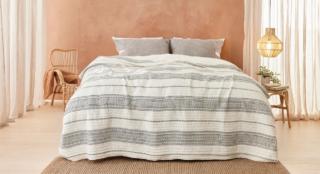 Un delicato motivo decorativo geometrico nero, stampato a pigmento, su fondo beige per il copriletto trapuntato Kornvalmue di Jysk che è realizzato in 100% poliestere ed è leggermente imbottito. É dotato di etichetta 100 by OEKO-TEX® che identifica i prodotti tessili che non contengono livelli dannosi di sostanze chimiche pericolose. Misura L 220 x P 240 cm. Prezzo 27,50 euro. www.jysk.it Un delicato motivo decorativo geometrico nero, stampato a pigmento, su fondo beige per il copriletto trapuntato Kornvalmue di Jysk che è realizzato in 100% poliestere ed è leggermente imbottito. É dotato di etichetta 100 by OEKO-TEX® che identifica i prodotti tessili che non contengono livelli dannosi di sostanze chimiche pericolose. Misura L 220 x P 240 cm. Prezzo 27,50 euro. www.jysk.it