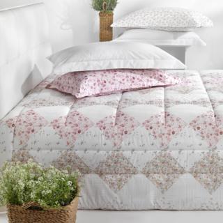 Il copriletto Patch fleuri di Mirabello è decorato da piccoli fiori nei toni del rosa ed è rivestito in percalle di puro cotone bianco con un'imbottitura in poliestere. Ha uno stile country chic che lo rende perfetto per rinnovare il look della camera da letto in primavera. Misura L 270 x P 260 cm. Prezzo a partire da 191 euro. www.mirabellocarrara.it Il copriletto Patch fleuri di Mirabello è decorato da piccoli fiori nei toni del rosa ed è rivestito in percalle di puro cotone bianco con un'imbottitura in poliestere. Ha uno stile country chic che lo rende perfetto per rinnovare il look della camera da letto in primavera. Misura L 270 x P 260 cm. Prezzo a partire da 191 euro. www.mirabellocarrara.it