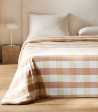 Filo tinto di cotone per il copripiumino a quadri in contrasto (2153/088) di Zara Home declinato nelle tonalità del rosa e del giallo pallido. Misura L 260 x P 240 cm. Prezzo 69,99 euro. Sono disponibili anche le federe coordinate.  www.zarahome.com Filo tinto di cotone per il copripiumino a quadri in contrasto (2153/088) di Zara Home declinato nelle tonalità del rosa e del giallo pallido. Misura L 260 x P 240 cm. Prezzo 69,99 euro. Sono disponibili anche le federe coordinate.  www.zarahome.com