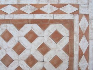 Ispirata alle cappelle gentilizie della fine del Quattrocento, questa pavimentazione per interni è composta da formelle in cotto a mano, in argilla rosa e bianca. La finitura superficiale anticata è ottenuta attraverso un trattamento di abrasione che produce l'effetto di "usura" del tempo. Trinità dei Monti di Cotto Rosato (www.anticocottopiovese.it.) abbina formelle di diverso formato e colore, tutte spesse 2 cm. Prezzo al mq 160 euro. Ispirata alle cappelle gentilizie della fine del Quattrocento, questa pavimentazione per interni è composta da formelle in cotto a mano, in argilla rosa e bianca. La finitura superficiale anticata è ottenuta attraverso un trattamento di abrasione che produce l'effetto di "usura" del tempo. Trinità dei Monti di Cotto Rosato (www.anticocottopiovese.it.) abbina formelle di diverso formato e colore, tutte spesse 2 cm. Prezzo al mq 160 euro.