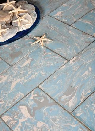 I colori tradizionali del cotto novarese rivivono accostati a sfumature delicate e moderne come il bianco, il tortora e l’azzurro. Ad alte prestazioni tecniche, questo rivestimento è molto compatto, con un'ottima resistenza alle macchie. La sua connotazione preziosa e decorativa (grazie al fatto a mano) può essere scelta anche per ambienti minimal, che acquistano così calore. CottoZero Sciruss di Danilo Ramazzotti (www.daniloramazzotti.com) è ideato per pavimenti in & outdoor, disponibile in diversi formati e varianti di colore. Prezzo al mq a partire da 145 euro. I colori tradizionali del cotto novarese rivivono accostati a sfumature delicate e moderne come il bianco, il tortora e l’azzurro. Ad alte prestazioni tecniche, questo rivestimento è molto compatto, con un'ottima resistenza alle macchie. La sua connotazione preziosa e decorativa (grazie al fatto a mano) può essere scelta anche per ambienti minimal, che acquistano così calore. CottoZero Sciruss di Danilo Ramazzotti (www.daniloramazzotti.com) è ideato per pavimenti in & outdoor, disponibile in diversi formati e varianti di colore. Prezzo al mq a partire da 145 euro.