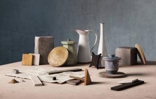 La composizione di Fango Rosa, ispirata a una natura morta di Giorgio Morandi, propone piastrelle di diversa forma in cotto umbro fatto a mano. In vendita sull'e-commerce. www.fangorosa.com La composizione di Fango Rosa, ispirata a una natura morta di Giorgio Morandi, propone piastrelle di diversa forma in cotto umbro fatto a mano. In vendita sull'e-commerce. www.fangorosa.com