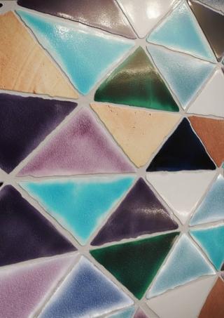 Veri e propri manufatti in terracotta, queste formelle hanno un supporto in terra rossa di quasi 2 cm di spessore, che accoglie smalti trasparenti e lucenti ottenuti con le antichissime tecniche ceramiche dell’ingobbio e delle cristalline; ogni pezzo è unico e può avere 2 tipologie di finitura: cerata e smaltata. Della Coll. I Cotti Fatti a Mano di Cerasarda (www.cerasarda.it) le piastrelle Triangolo in colori mix misurano 10 x 14 cm. Prezzo di un pezzo, da 10 euro + Iva. Veri e propri manufatti in terracotta, queste formelle hanno un supporto in terra rossa di quasi 2 cm di spessore, che accoglie smalti trasparenti e lucenti ottenuti con le antichissime tecniche ceramiche dell’ingobbio e delle cristalline; ogni pezzo è unico e può avere 2 tipologie di finitura: cerata e smaltata. Della Coll. I Cotti Fatti a Mano di Cerasarda (www.cerasarda.it) le piastrelle Triangolo in colori mix misurano 10 x 14 cm. Prezzo di un pezzo, da 10 euro + Iva.