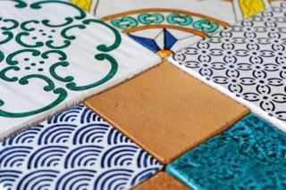 Ottenuto dall’impasto di argille pregiate e sabbie basaltiche, il cotto viene plasmato a crudo nella forma desiderata. Sottoposto a elevate temperature, nelle diverse fasi di cottura si arricchisce di una notevole resistenza e di numerose sfumature cromatiche. Di Made a Mano (www.madeamano.it) le piastrelle in cotto naturale e smaltato sono in più formati. In formato 10 x 10 cm, spessore 1,2/1,4 cm, la coll. Komon, decoroK/4 (fondo bianco, decoro a semicerchi blu) prezzo da 278 euro al mq. Ottenuto dall’impasto di argille pregiate e sabbie basaltiche, il cotto viene plasmato a crudo nella forma desiderata. Sottoposto a elevate temperature, nelle diverse fasi di cottura si arricchisce di una notevole resistenza e di numerose sfumature cromatiche. Di Made a Mano (www.madeamano.it) le piastrelle in cotto naturale e smaltato sono in più formati. In formato 10 x 10 cm, spessore 1,2/1,4 cm, la coll. Komon, decoroK/4 (fondo bianco, decoro a semicerchi blu) prezzo da 278 euro al mq.