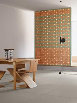 È in terracotta trafilata il mattone sagomato, da posare in orizzontale o verticale, che dà vita a strutture e pareti in grado di regalare giochi di luce e ombra: nelle finiture Argilla, con superficie naturale matt, Bianco, Salvia, Marrone e Nero a finitura smaltata lucida. Disegnato da Nathalie Du Pasquier, handmade e privo di V.o.c., il mattone Brac di Mutina (www.mutina.it) misura 13 x 22 x 10 cm. Prezzo 8 euro + Iva e trasporto. È in terracotta trafilata il mattone sagomato, da posare in orizzontale o verticale, che dà vita a strutture e pareti in grado di regalare giochi di luce e ombra: nelle finiture Argilla, con superficie naturale matt, Bianco, Salvia, Marrone e Nero a finitura smaltata lucida. Disegnato da Nathalie Du Pasquier, handmade e privo di V.o.c., il mattone Brac di Mutina (www.mutina.it) misura 13 x 22 x 10 cm. Prezzo 8 euro + Iva e trasporto.