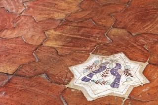 Fatto a mano e cotto a legna nel formato stelle e punte, il pavimento accosta formelle di cotto naturale a quella smaltata, decorata a mano e personalizzabile. Qui la superficie è "a palmata": il cotto è posato nel verso che evidenzia in superficie i segni dei palmi dell'artigiano che lo ha lavorato. Di Cristiani Pavimenti (www.cristiani.it) il cotto stelle e punte, al pezzo ha un prezzo di 3 euro grezzo, 46 euro decorato. Fatto a mano e cotto a legna nel formato stelle e punte, il pavimento accosta formelle di cotto naturale a quella smaltata, decorata a mano e personalizzabile. Qui la superficie è "a palmata": il cotto è posato nel verso che evidenzia in superficie i segni dei palmi dell'artigiano che lo ha lavorato. Di Cristiani Pavimenti (www.cristiani.it) il cotto stelle e punte, al pezzo ha un prezzo di 3 euro grezzo, 46 euro decorato.