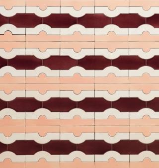 In finitura opaca o lucida, gli smaltati possono essere considerati quasi ceramiche artistiche e, come in questo caso, conservano le unicità del prodotto hand made. Possono avere supporto in cotto (è quello tradizionale) e quindi la superficie smaltata si presenta più materica e irregolare, oppure in argilla bianca pressata, che permette di ottenere forme regolari e superfici perfettamente lisce (con un effetto di smaltatura altrettanto regolare e rifinito). Disegnata da Cristina Celestino, la pavimentazione della Coll. Scenografica disegno Trionfo di Fornace Brioni (www.fornacebrioni.it) è disponibile in varie palette cromatiche. Prezzo su preventivo. In finitura opaca o lucida, gli smaltati possono essere considerati quasi ceramiche artistiche e, come in questo caso, conservano le unicità del prodotto hand made. Possono avere supporto in cotto (è quello tradizionale) e quindi la superficie smaltata si presenta più materica e irregolare, oppure in argilla bianca pressata, che permette di ottenere forme regolari e superfici perfettamente lisce (con un effetto di smaltatura altrettanto regolare e rifinito). Disegnata da Cristina Celestino, la pavimentazione della Coll. Scenografica disegno Trionfo di Fornace Brioni (www.fornacebrioni.it) è disponibile in varie palette cromatiche. Prezzo su preventivo.