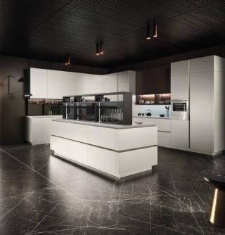 La cucina Link di Snaidero è funzionale e elegante grazie al suo design minimale. L'ampia composizione angolare accoglie al centro l'isola attrezzata dando vita ad una zona giorno aperta e unica. Le ante, disponibili con gola curva o gola piatta, sono realizzate in micalizzato bianco Nordic; i piani di lavoro invece sono in quarzo lucido planet interstellar cloud. Un modulo base da 60 cm a battente, prezzo su richiesta. www.snaidero.it La cucina Link di Snaidero è funzionale e elegante grazie al suo design minimale. L'ampia composizione angolare accoglie al centro l'isola attrezzata dando vita ad una zona giorno aperta e unica. Le ante, disponibili con gola curva o gola piatta, sono realizzate in micalizzato bianco Nordic; i piani di lavoro invece sono in quarzo lucido planet interstellar cloud. Un modulo base da 60 cm a battente, prezzo su richiesta. www.snaidero.it