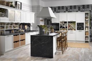 Ha un aspetto piacevolmente retrò la cucina componibile Contempo di CREO Kitchens che si sviluppa intorno all'isola centrale, sormontata dalla grande cappa a camino, attrezzata e dotata di un piano snack. Le ante modanate in frassino laccato poro aperto bianco sono messe in risalto dai piani di lavoro e dallo schienale in laminato nella finitura marmo nero. Un modulo base da 60 cm escluso top, prezzo 464 euro + IVA.. www.creokitchens.it Ha un aspetto piacevolmente retrò la cucina componibile Contempo di CREO Kitchens che si sviluppa intorno all'isola centrale, sormontata dalla grande cappa a camino, attrezzata e dotata di un piano snack. Le ante modanate in frassino laccato poro aperto bianco sono messe in risalto dai piani di lavoro e dallo schienale in laminato nella finitura marmo nero. Un modulo base da 60 cm escluso top, prezzo 464 euro + IVA.. www.creokitchens.it