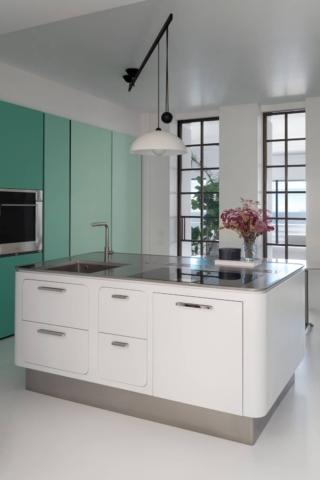 Una grande isola squadrata, caratterizzata dagli angoli arrotondati e attrezzata con zona cottura, cappa integrata, lavello e lavastoviglie, per la cucina bianca Ego di Abimis. È interamente realizzata in acciaio inox laccato bianco, con le stesse tecniche impiegate nell’automotive che prevedono fasi successive di levigatura, verniciatura e lucidatura a garanzia di una colorazione uniforme, piacevole al tatto e altamente resistente all’usura, e ha le ante decorate da grandi e comode maniglie. Prezzo su richiesta. www.abimis.com Una grande isola squadrata, caratterizzata dagli angoli arrotondati e attrezzata con zona cottura, cappa integrata, lavello e lavastoviglie, per la cucina bianca Ego di Abimis. È interamente realizzata in acciaio inox laccato bianco, con le stesse tecniche impiegate nell’automotive che prevedono fasi successive di levigatura, verniciatura e lucidatura a garanzia di una colorazione uniforme, piacevole al tatto e altamente resistente all’usura, e ha le ante decorate da grandi e comode maniglie. Prezzo su richiesta. www.abimis.com