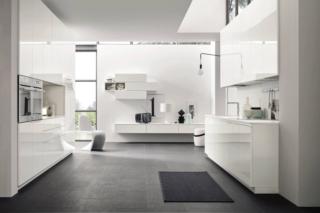 Le superfici in laccato lucido bianco del modello Loft Line di Arrex Le Cucine riflettono la luce e
dilatano l'ambiente; i moduli danno vita a due composizioni lineari parallele. Le ante sono prive di maniglie per dare continuità alla superficie candida; il top e lo schienale sono realizzati in acrilico di colore bianco. Inoltre gli arredi del sistema living nella stessa finitura danno vita ad una zona giorno luminosa e fluida. Un modulo base da 60 cm con anta prezzo 231 euro + IVA. www.arrex.it Le superfici in laccato lucido bianco del modello Loft Line di Arrex Le Cucine riflettono la luce e
dilatano l'ambiente; i moduli danno vita a due composizioni lineari parallele. Le ante sono prive di maniglie per dare continuità alla superficie candida; il top e lo schienale sono realizzati in acrilico di colore bianco. Inoltre gli arredi del sistema living nella stessa finitura danno vita ad una zona giorno luminosa e fluida. Un modulo base da 60 cm con anta prezzo 231 euro + IVA. www.arrex.it