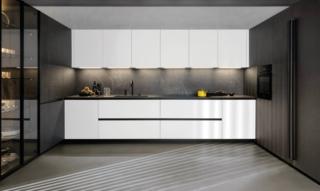 Semplice e lineare la cucina Lain di Euromobil con i frontali delle basi e dei pensili in tecnolamina bianco matt che rende la superficie estremamente resistente all'abrasione e agli agenti chimici, trattata con una verniciatura anti-ingiallente che rende il colore inalterabile e costante nel tempo. Il piano e lo schienale sono realizzati in dekton kelya e le colonne hanno i frontali in tecnolamina respet stripe grey. Un modulo base da 60 cm, prezzo 285 euro. www.euromobil.com Semplice e lineare la cucina Lain di Euromobil con i frontali delle basi e dei pensili in tecnolamina bianco matt che rende la superficie estremamente resistente all'abrasione e agli agenti chimici, trattata con una verniciatura anti-ingiallente che rende il colore inalterabile e costante nel tempo. Il piano e lo schienale sono realizzati in dekton kelya e le colonne hanno i frontali in tecnolamina respet stripe grey. Un modulo base da 60 cm, prezzo 285 euro. www.euromobil.com