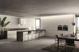 Stile contemporaneo per la nuova cucina Traccia di Febal Casa che reinterpreta lo spazio e dà vita ad un total living in cui gli spazi sono senza confini e dialogano tra loro. Le ante sono lisce, in laccato opaco bianco e hanno la presa maniglia a “J” sagomata direttamente sul bordo. La lunga penisola, con il top nella finitura marmo scuro coordinata con lo schienale, è dotata di lavello e di un comodo bancone snack. Un modulo base da 60 cm completo di zoccolo, maniglia, top e alzatina prezzo a partire da 215,60 euro. www.febalcasa.com Stile contemporaneo per la nuova cucina Traccia di Febal Casa che reinterpreta lo spazio e dà vita ad un total living in cui gli spazi sono senza confini e dialogano tra loro. Le ante sono lisce, in laccato opaco bianco e hanno la presa maniglia a “J” sagomata direttamente sul bordo. La lunga penisola, con il top nella finitura marmo scuro coordinata con lo schienale, è dotata di lavello e di un comodo bancone snack. Un modulo base da 60 cm completo di zoccolo, maniglia, top e alzatina prezzo a partire da 215,60 euro. www.febalcasa.com