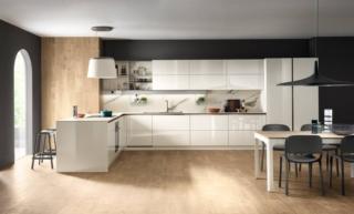 Curve morbide per la nuova cucina con penisola Dandy Plus di Scavolini che ha le ante, di basi, pensili e colonne, declinate nella raffinata e luminosa colorazione Bianco Prestige lucido. Il top è realizzato in Gres Abitum Calacatta Delicato; è presente un sottile profilo sottopiano nella finitura Bronzo che scandisce la composizione. A parete trovano posto le attrezzature Set Up nella finitura Dark Inox e la barra attrezzata Task Bar in alluminio, posizionata sotto i pensili e fissata a parete. Prezzo su richiesta. www.scavolini.com Curve morbide per la nuova cucina con penisola Dandy Plus di Scavolini che ha le ante, di basi, pensili e colonne, declinate nella raffinata e luminosa colorazione Bianco Prestige lucido. Il top è realizzato in Gres Abitum Calacatta Delicato; è presente un sottile profilo sottopiano nella finitura Bronzo che scandisce la composizione. A parete trovano posto le attrezzature Set Up nella finitura Dark Inox e la barra attrezzata Task Bar in alluminio, posizionata sotto i pensili e fissata a parete. Prezzo su richiesta. www.scavolini.com