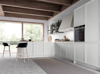Ha le ante riquadrate, lisce e dogate, in frassino Bianco Alba il modello Tosca di Stosa Cucine: è caratterizzato dalla presenza della grande cappa a camino e della penisola con il comodo piano snack terminale. I pensili in metallo laccato Frost aumentano la capacità di contenimento della struttura. Il top e lo schienale sono in ceramica Bianco Venato Extra. Un modulo base da 60 cm prezzo a partire da 199 euro + IVA. www.stosacucine.com Ha le ante riquadrate, lisce e dogate, in frassino Bianco Alba il modello Tosca di Stosa Cucine: è caratterizzato dalla presenza della grande cappa a camino e della penisola con il comodo piano snack terminale. I pensili in metallo laccato Frost aumentano la capacità di contenimento della struttura. Il top e lo schienale sono in ceramica Bianco Venato Extra. Un modulo base da 60 cm prezzo a partire da 199 euro + IVA. www.stosacucine.com