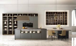 Flavour di Cucine Lube è arricchita da un top in marmo, affiancato a un piano snack impiallacciato rovere nuvola. Le ante di basi e colonne sono in laccato opaco grigio quarzo e con telaio in alluminio verniciato ottone e vetro extrachiaro. Una base da 60 cm con due cestoni, senza top, costa 436 euro + iva. www.cucinelube.it Flavour di Cucine Lube è arricchita da un top in marmo, affiancato a un piano snack impiallacciato rovere nuvola. Le ante di basi e colonne sono in laccato opaco grigio quarzo e con telaio in alluminio verniciato ottone e vetro extrachiaro. Una base da 60 cm con due cestoni, senza top, costa 436 euro + iva. www.cucinelube.it