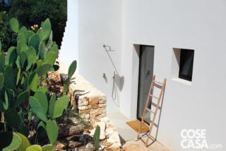 esterno della casa di vacanze, fichi d'India, doccia, muretto a secco, porta, finestra, parete intonacata a calce