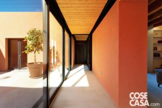 corridoio pavimento cemento, muri arancione e soffitto in legno corridoio pavimento cemento, muri arancione e soffitto in legno