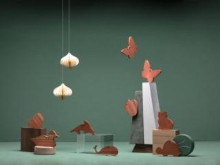 La collezione Scented Red Cedar di Toscanini propone figure intagliate nel legno di cedro rosso che sprigionano un delicato profumo di bosco che tiene lontani gli insetti dal guardaroba. Sono disponibili diverse forme proposte in confezione da 8 pezzi. Il set, prezzo 8,40 euro. www.toscanini.it La collezione Scented Red Cedar di Toscanini propone figure intagliate nel legno di cedro rosso che sprigionano un delicato profumo di bosco che tiene lontani gli insetti dal guardaroba. Sono disponibili diverse forme proposte in confezione da 8 pezzi. Il set, prezzo 8,40 euro. www.toscanini.it