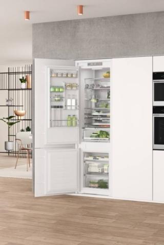 Il frigorifero combinato da incasso Total No Frost W Collection di Whirlpool ha ricevuto il Red Dot Design Award 2002 come apparecchio che riflette il buon equilibrio tra stile elegante e prestazioni straordinarie. In particolare, l’apparecchio è incredibilmente silenzioso perché ha tecnologia ZenInverter che massimizza l'efficienza e riduce il rumore, emettendo così soli 32 dBA di rumore. È dotato inoltre anche della tecnologia brevettata “Push to Open”: un innovativo sistema di apertura e chiusura che funziona con una semplice pressione. Con l’apertura Push to Open, la distanza minima necessaria fra le ante è di soli 2 millimetri, in questo modo è possibile progettare la cucina senza la maniglia esterna e senza gole, minimizzando l’ingombro e organizzando in modo più razionale lo spazio d’arredo, per uno stile moderno e armonioso, sfruttando ancora meglio lo spazio contenitivo. Il frigorifero W Collection Total No Frost risponde anche a un'esigenza di conservazione degli alimenti più intelligente offrendo una capienza maggiore del 10% rispetto ai modelli da incasso tradizionali. www.whirlpool.it Il frigorifero combinato da incasso Total No Frost W Collection di Whirlpool ha ricevuto il Red Dot Design Award 2002 come apparecchio che riflette il buon equilibrio tra stile elegante e prestazioni straordinarie. In particolare, l’apparecchio è incredibilmente silenzioso perché ha tecnologia ZenInverter che massimizza l'efficienza e riduce il rumore, emettendo così soli 32 dBA di rumore. È dotato inoltre anche della tecnologia brevettata “Push to Open”: un innovativo sistema di apertura e chiusura che funziona con una semplice pressione. Con l’apertura Push to Open, la distanza minima necessaria fra le ante è di soli 2 millimetri, in questo modo è possibile progettare la cucina senza la maniglia esterna e senza gole, minimizzando l’ingombro e organizzando in modo più razionale lo spazio d’arredo, per uno stile moderno e armonioso, sfruttando ancora meglio lo spazio contenitivo. Il frigorifero W Collection Total No Frost risponde anche a un'esigenza di conservazione degli alimenti più intelligente offrendo una capienza maggiore del 10% rispetto ai modelli da incasso tradizionali. www.whirlpool.it